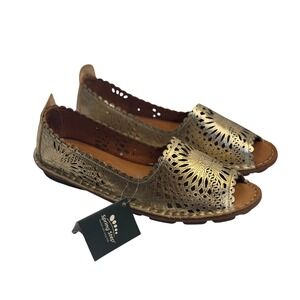 Spring Step Bormeda Women 39 Gold Metallic Brandal Shoe Scalloped Peep Toe Flats